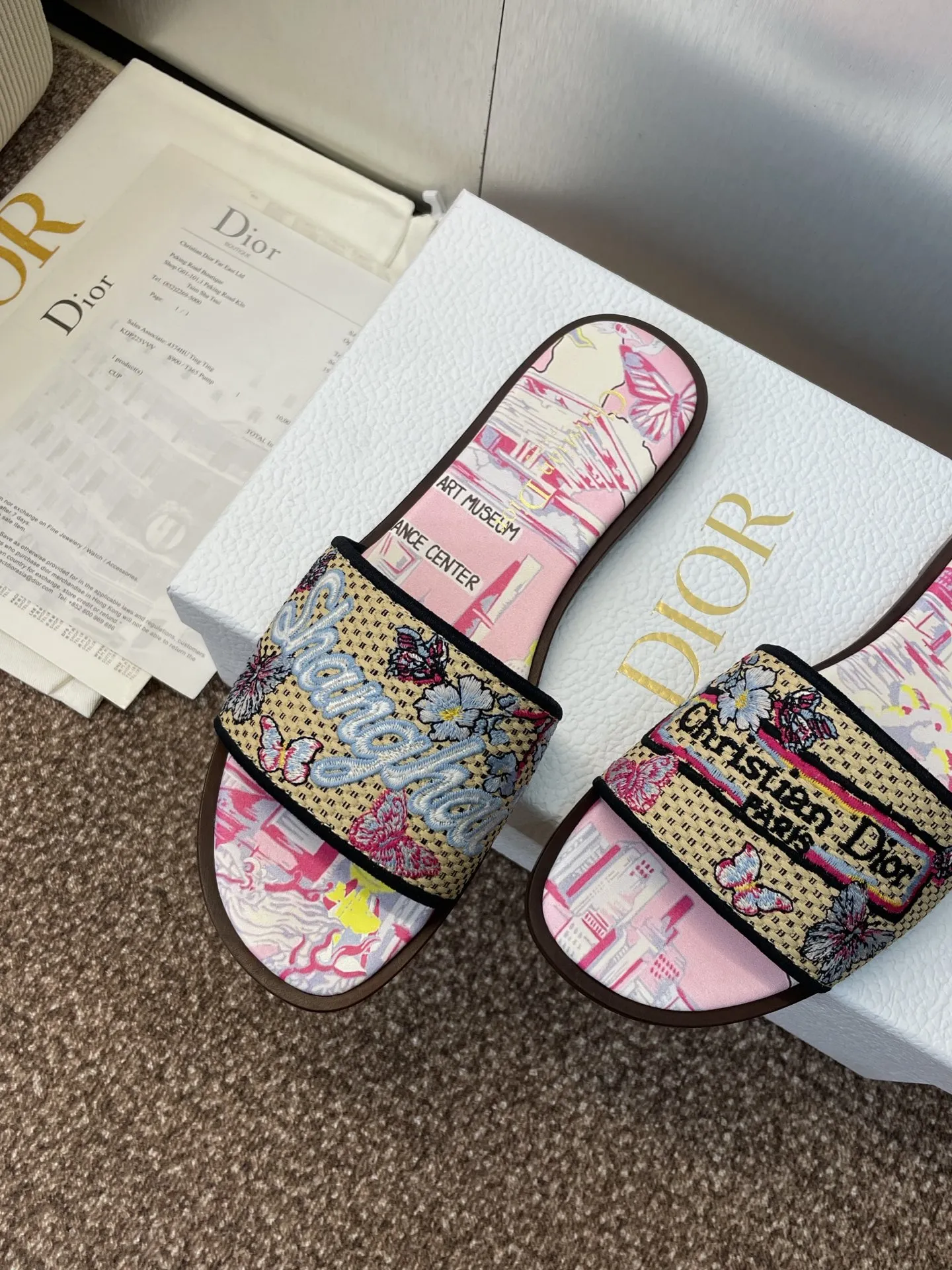 👟👟Ex-factory price 500👟👟 Dior 2025 spring and summer new style DWAY flat flip flops jelly color women's shoes CD letter logo three-dimensional embroidery round toe open toe color block sandals Material: upper imported raffia electric embroidery high temperature water-soluble cotton technical fabric + water-dyed sheepskin lining + Italian thickened leather outsole size: 34-42 (34.40.41.42. Customized, non-refundable and non-exchangeable)